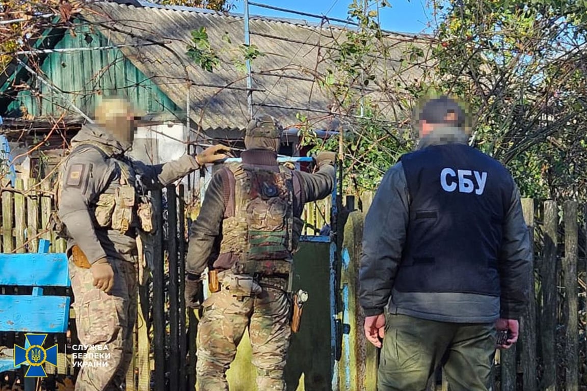 Співробітники СБУ біля будинку російського агента у Вінницькій області