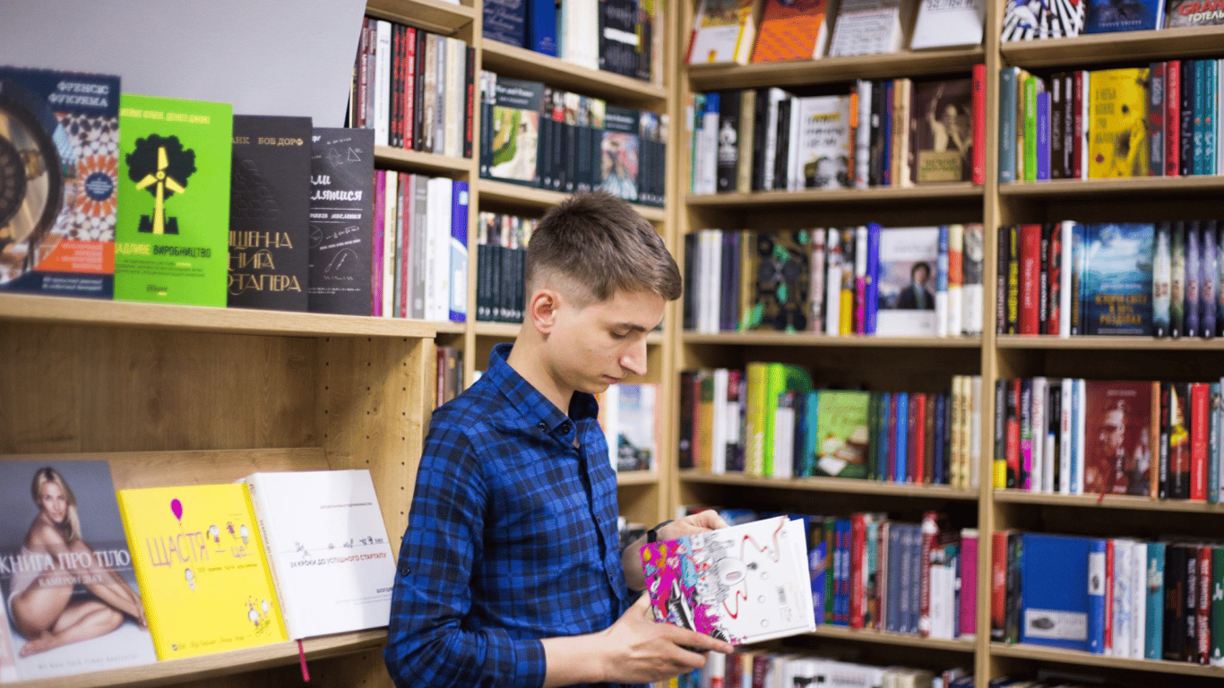 Українцям вручать сертифікати на покупку книг — хто увійшов до списку