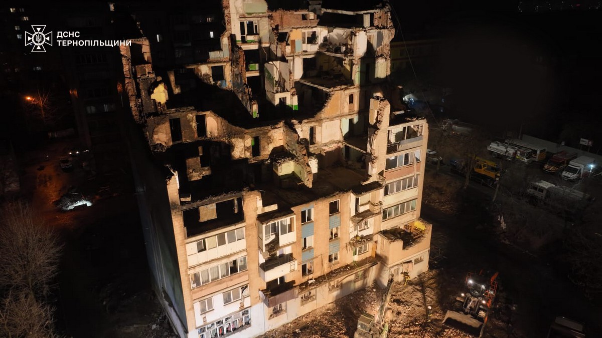 Наслідки російського обстрілу Тернополя