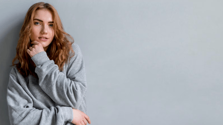 Просто и со вкусом — с чем носить трендовый серый джемпер - 285x160