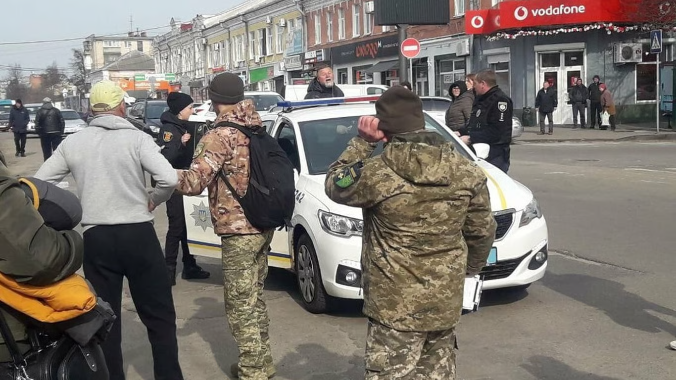 У Києві чоловік напав на працівників Деснянського ТЦК — що відомо