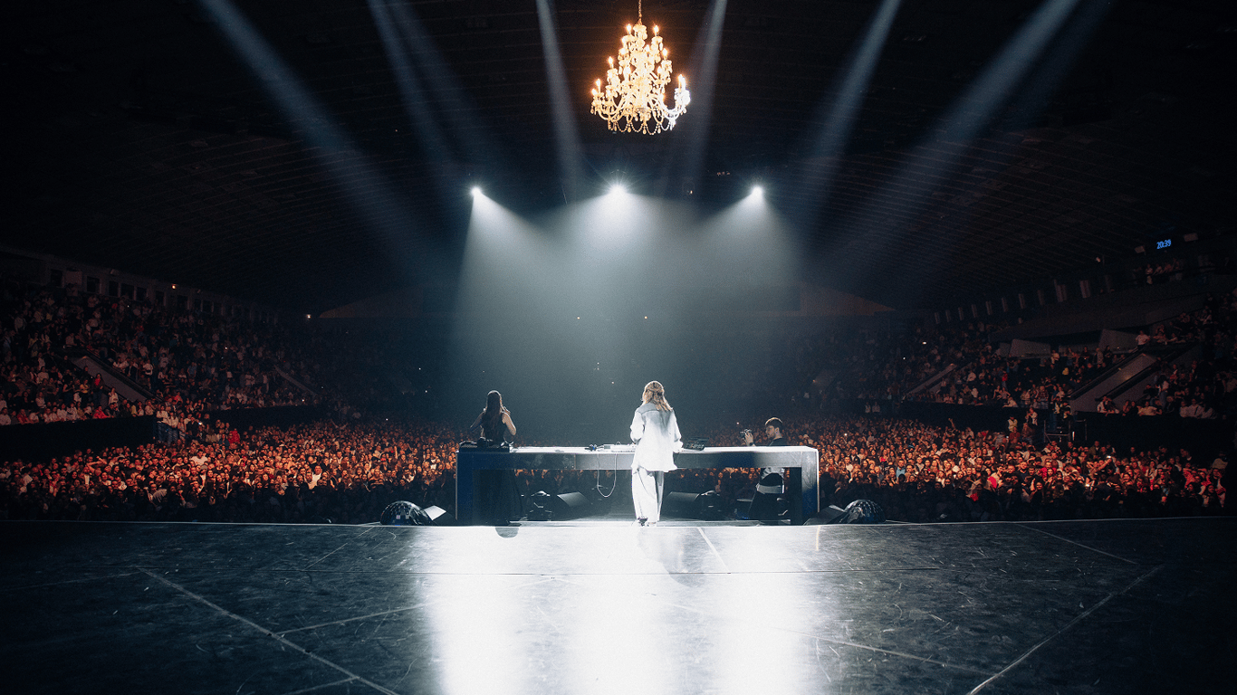 Зіркові гості, солдаут та улюблені хіти: «ТАК А ШО ТИ?» знову зібрала тисячі гостей на легендарній дискотеці