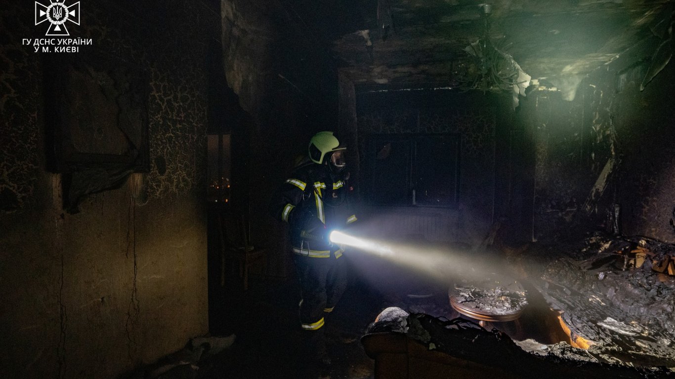У Києві трапилася пожежа у багатоповерхівці — чоловік вистрибнув з палаючої квартири