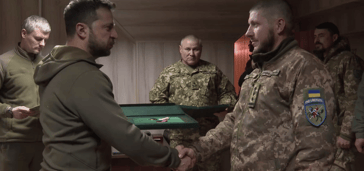 У Запоріжжі Зеленський відзначив українських військових - 325x170
