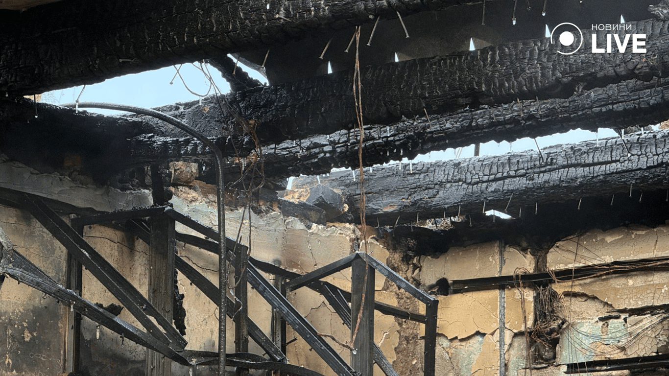 Зруйнований вогнем дах