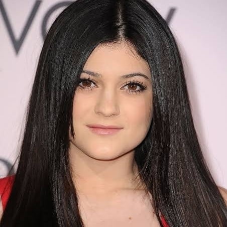 Скільки пластичних операцій зробила Кайлі Дженнер: хірурги розповіли правду - фото 1