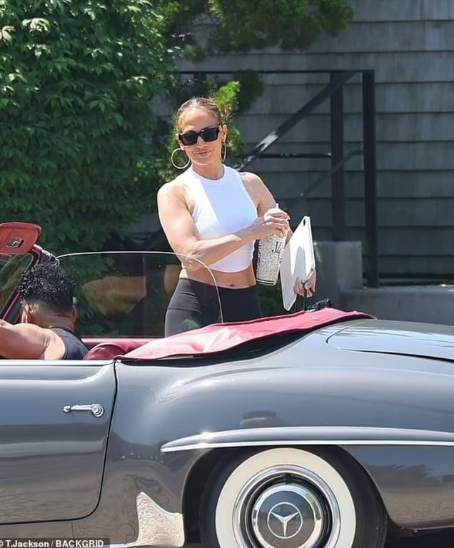 Дженніфер Лопес напередодні річниці весілля з Беном Аффлеком знову прогулялася на самоті - фото 1