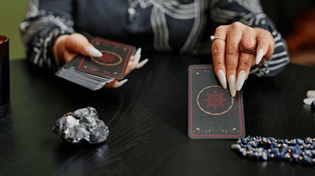 Цим знакам Зодіаку кінець серпня принесе фінансову кризу за Таро - 285x160