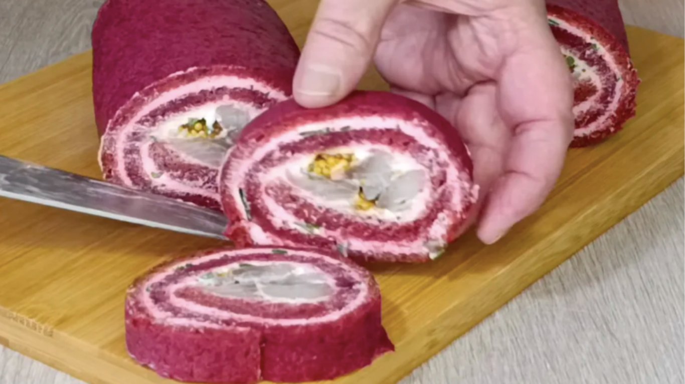 смачний закусочний рулет з буряка та оселедця