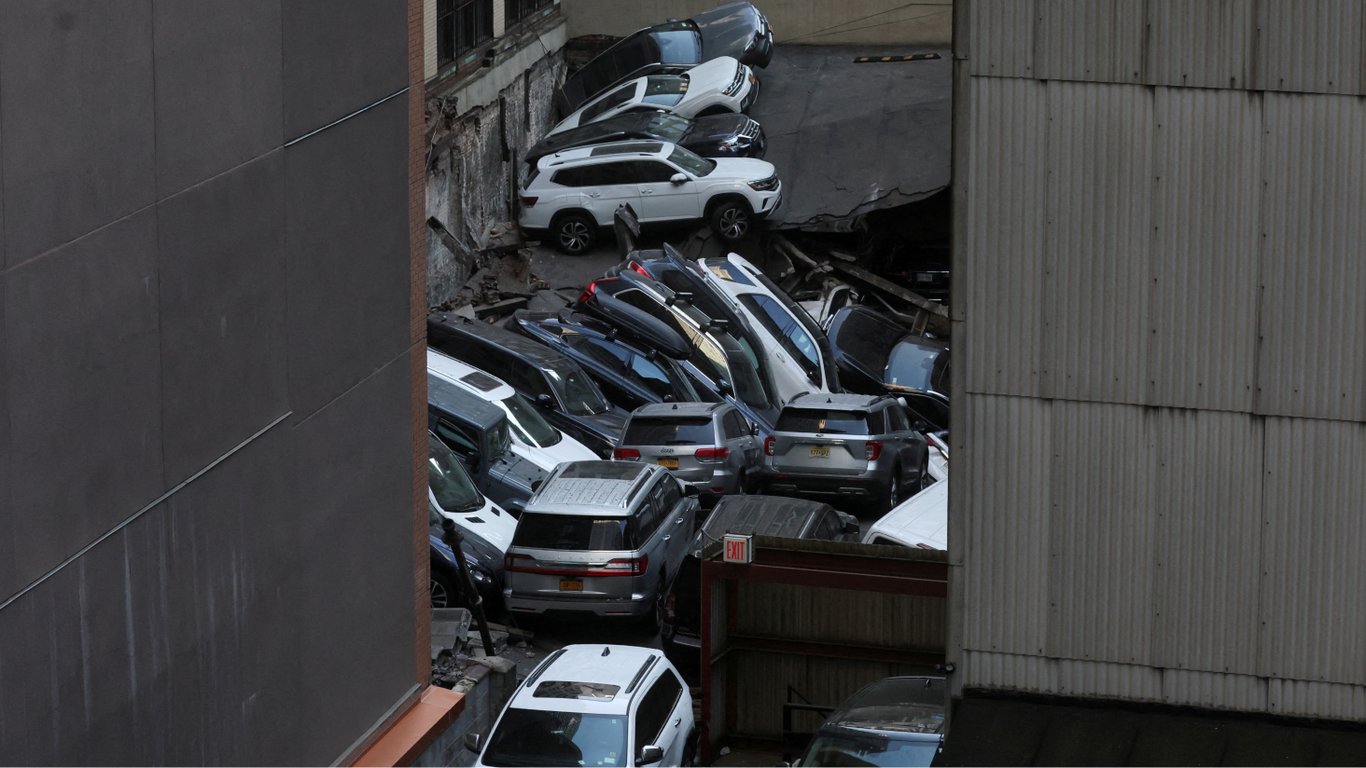 В Нью-Йорке обрушилась многоэтажная автостоянка: есть погибший и раненые