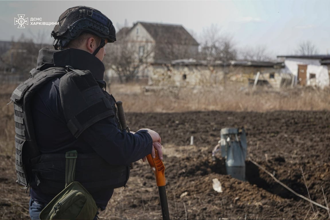 Спасатель ГСЧС в поле