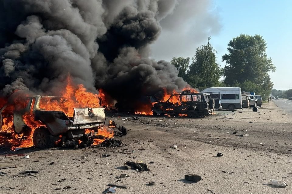 Автомобілі горять після російського удару по Печенігах