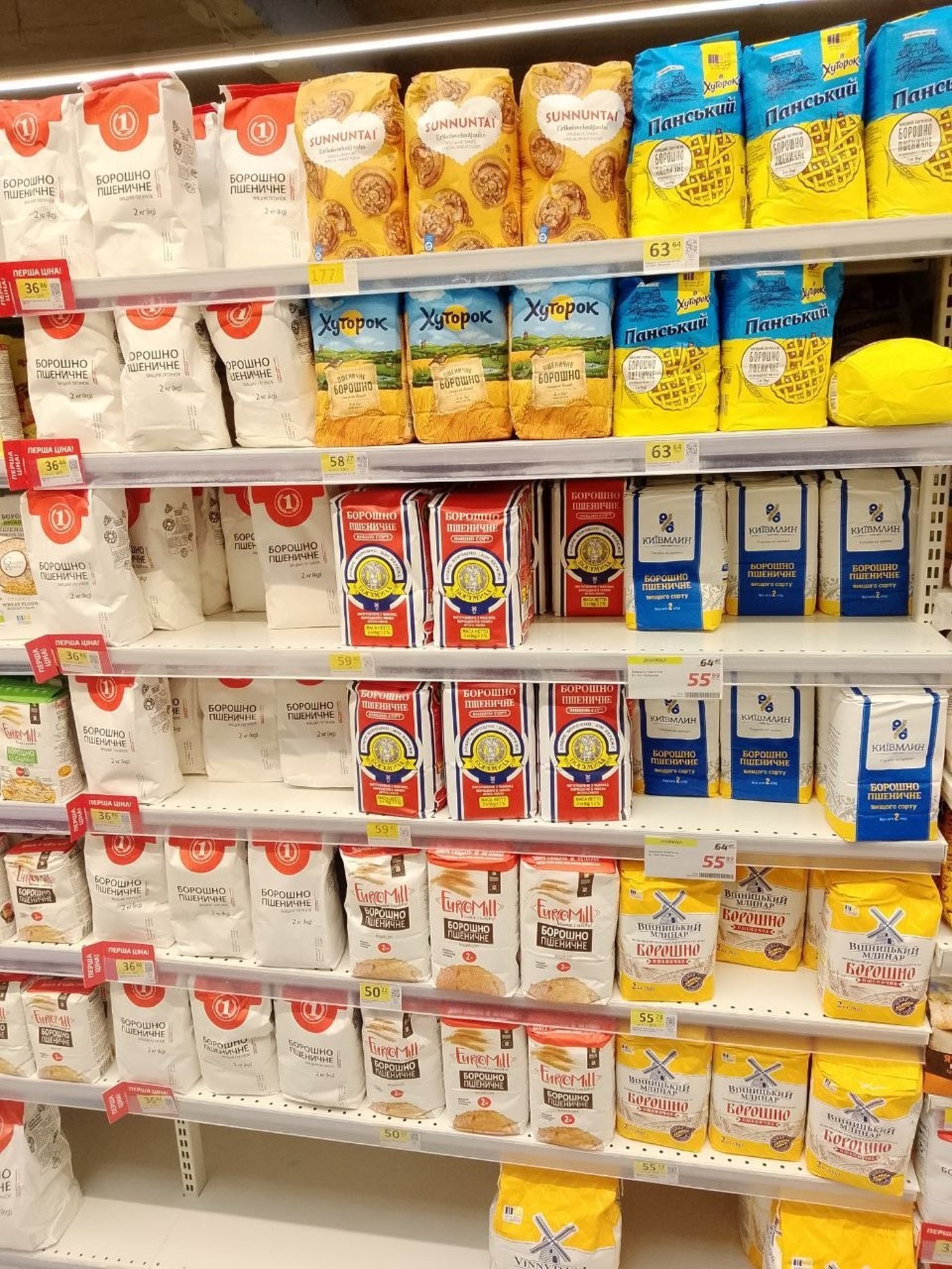 Полиці порожні, але не всюди: у Києві розкупили дешеві борошно та крупи - фото 17