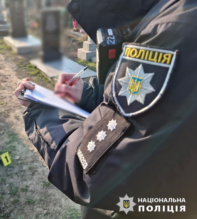 В Одеській області осквернили могилу українського військового - фото 1