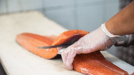 Не только ножом — разные способы легко снять кожу с любой рыбы - 285x160