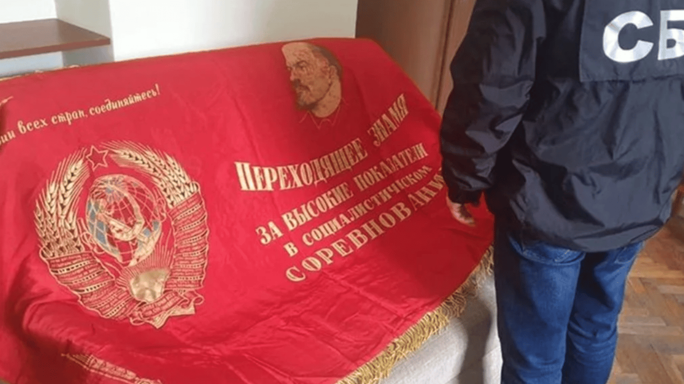 На Львівщині судили чоловіка, який продавав радянський прапор — який вирок отримав