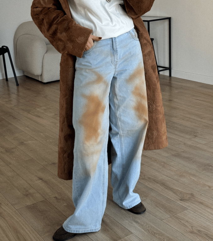 Такі джинси чудово поєднується з одягом оверсайз