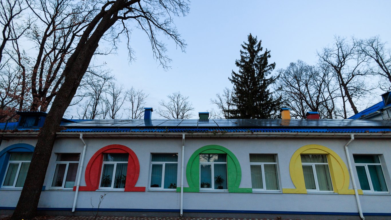 У Київській області поліклініка та дитсадок отримали системи резервного живлення від благодійників