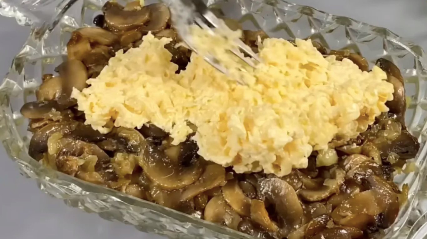 смачний салат з печерицями