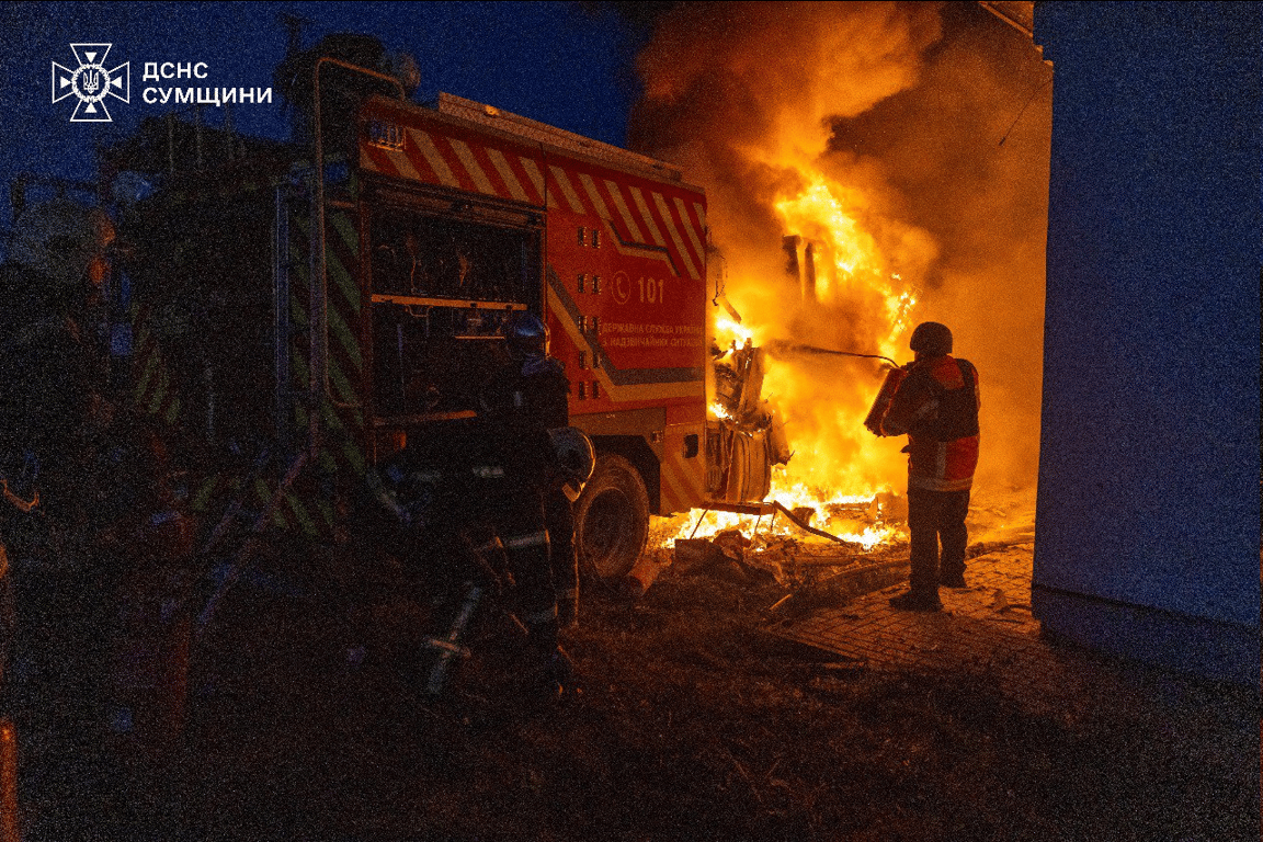 У Сумах росіяни прицільно атакували рятувальників і знищили авто - фото 2