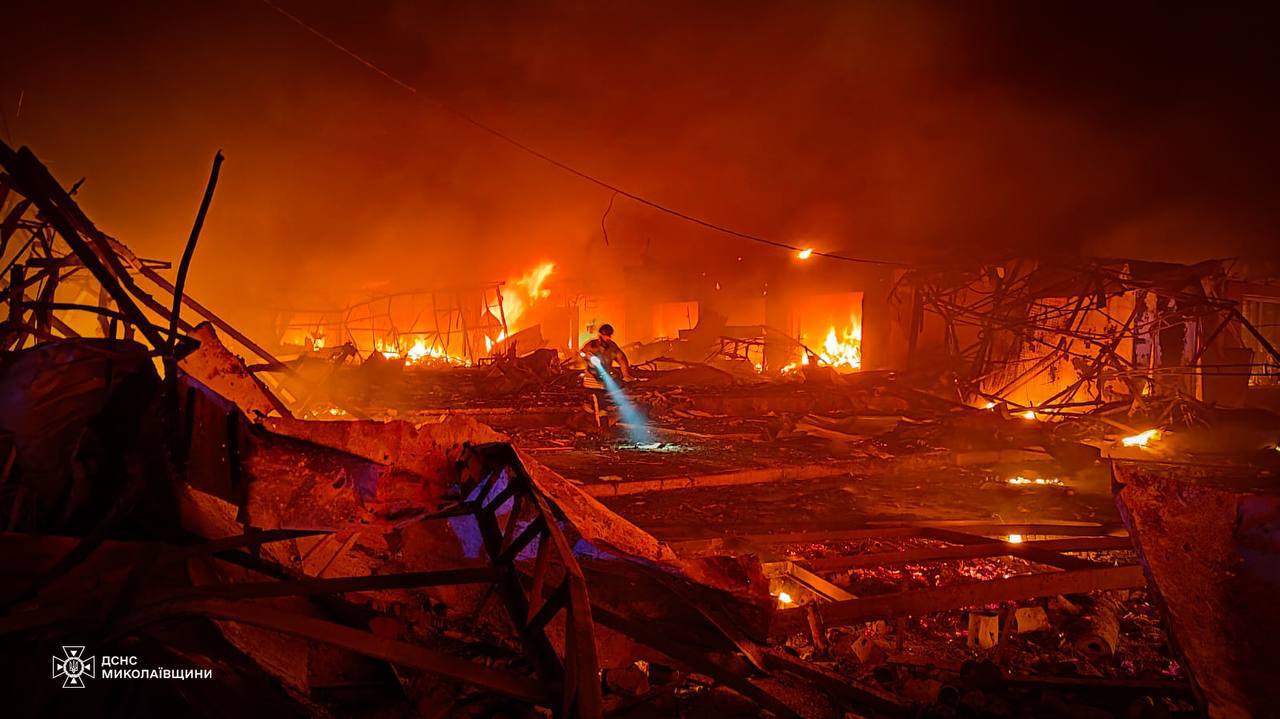 Ракетный удар по Николаеву — в МВД показали фото последствий атаки на город - фото 1