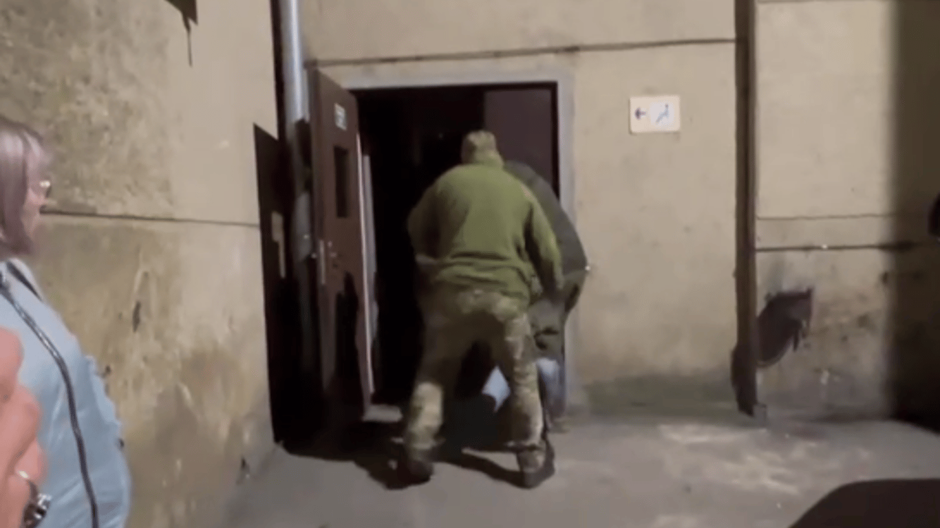 Силоміць затягли у воєнкомат: у Львові працівники ТЦК затримали чоловіка