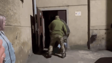 Силоміць затягли у воєнкомат: у Львові працівники ТЦК затримали чоловіка - 285x160