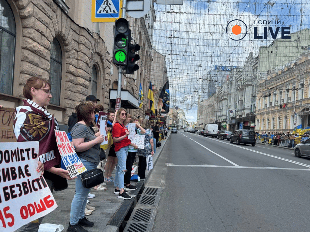 Люди на акції у Києві 22 червня