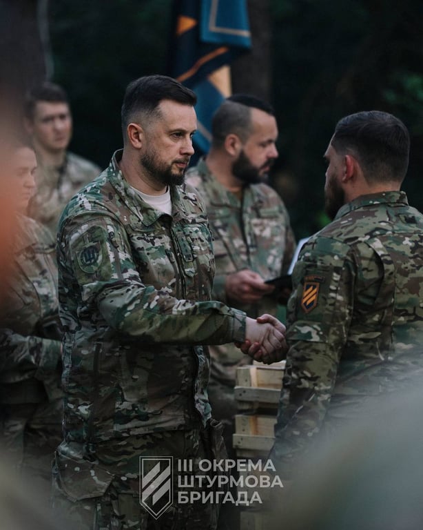 Командир Білецький вручає пам’ятні коїни військовим