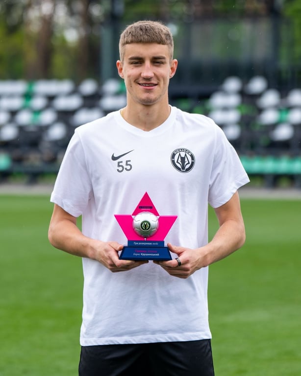 Борис Крушинский с наградой лучшему игроку месяца, 15 мая 2025 года