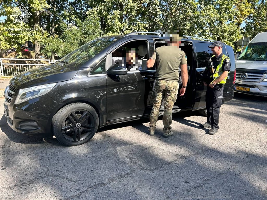 Правоохранители проверяют транспортные средства. Фото: Патрульная полиция Одесской области
