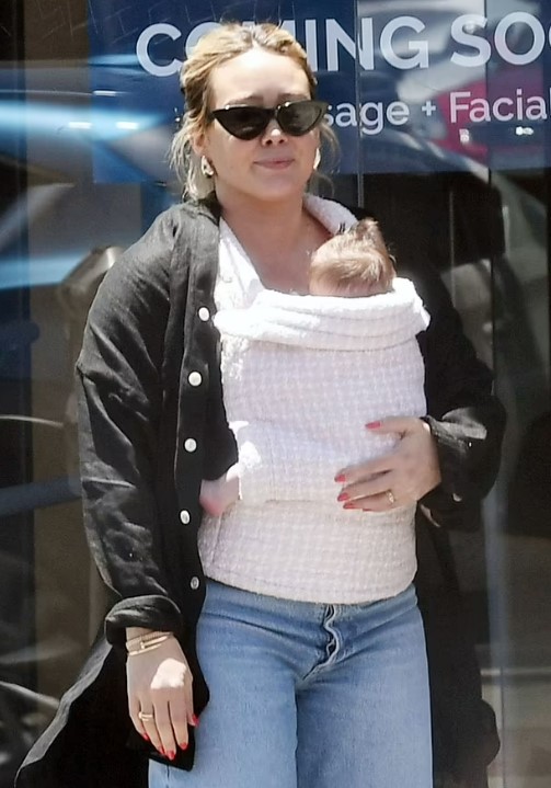 Гіларі Дафф вперше після пологів показалася на публіці з малюком - фото 1