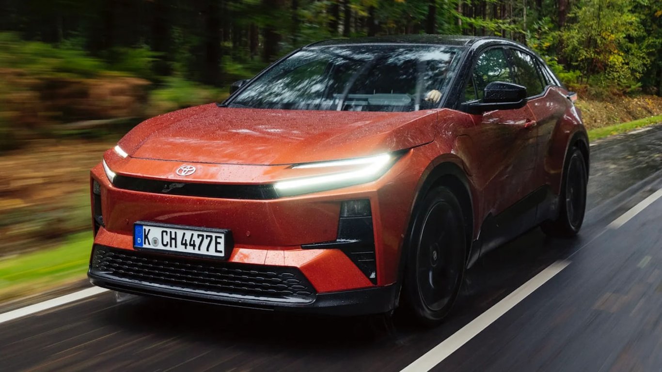 Toyota запускает в Европе электрокроссовер с самым длинным запасом хода
