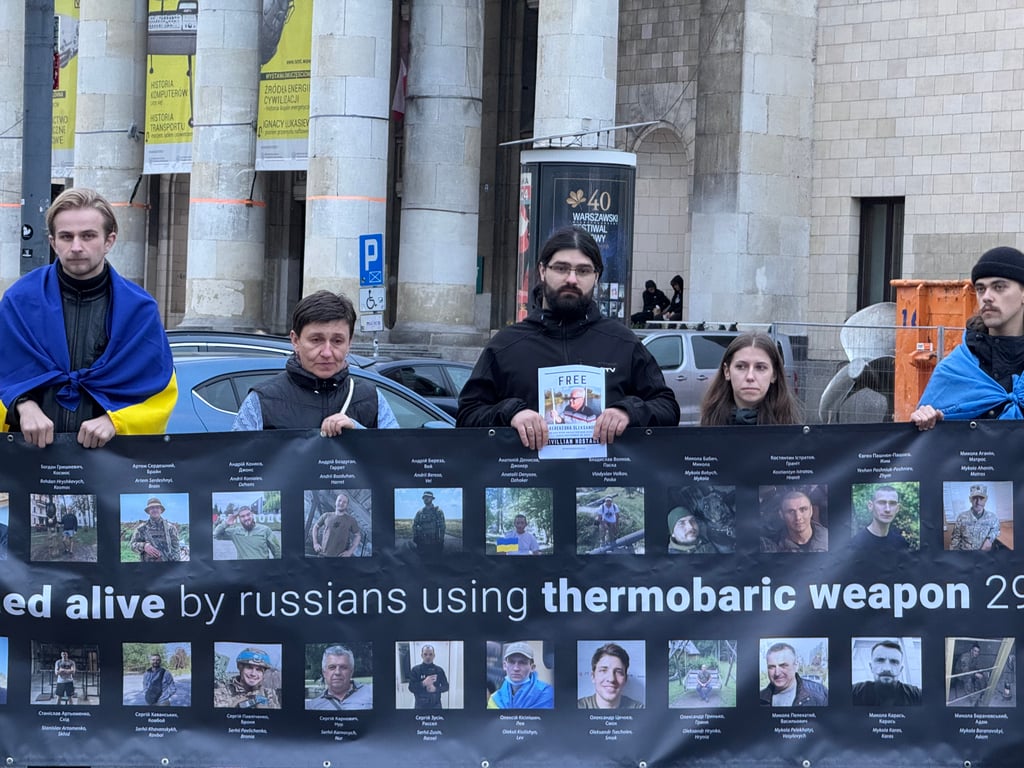 В Варшаве прошла акция в поддержку военнопленных — фото - фото 7