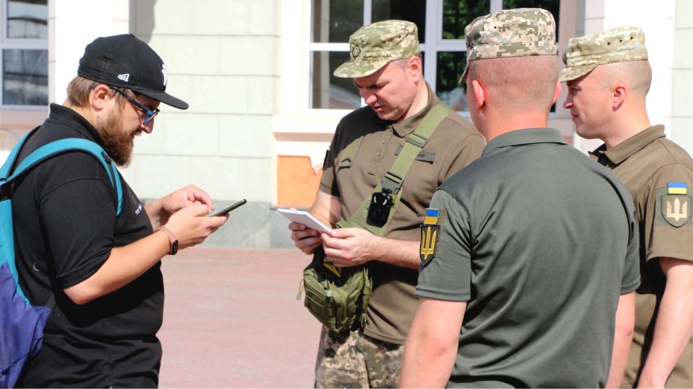 Прокуратура перевірить Салтівське РТЦК після того, як його представник побив військовозобов'язаного