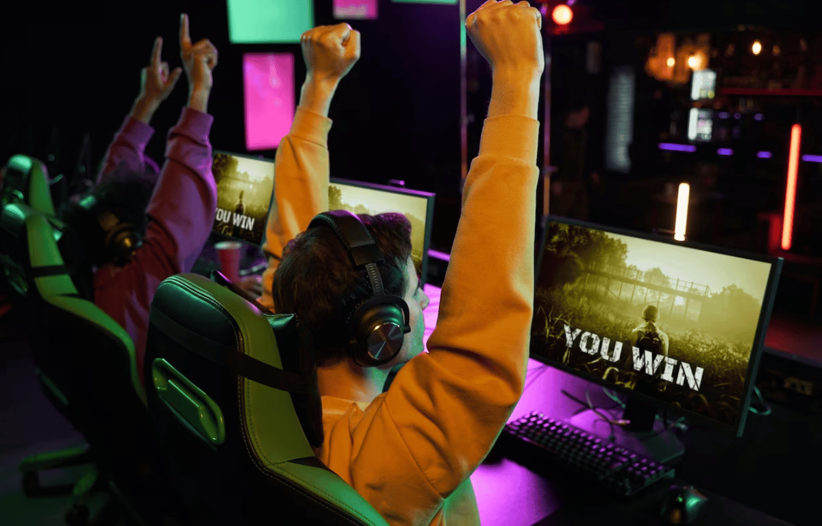 Молодые ребята, занимающиеся киберспортом