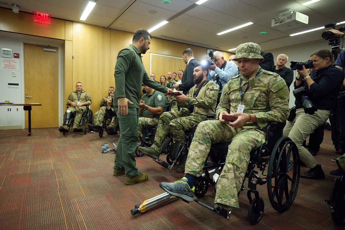 Президент України Володимир Зеленський відвідав поранених українських військових у США