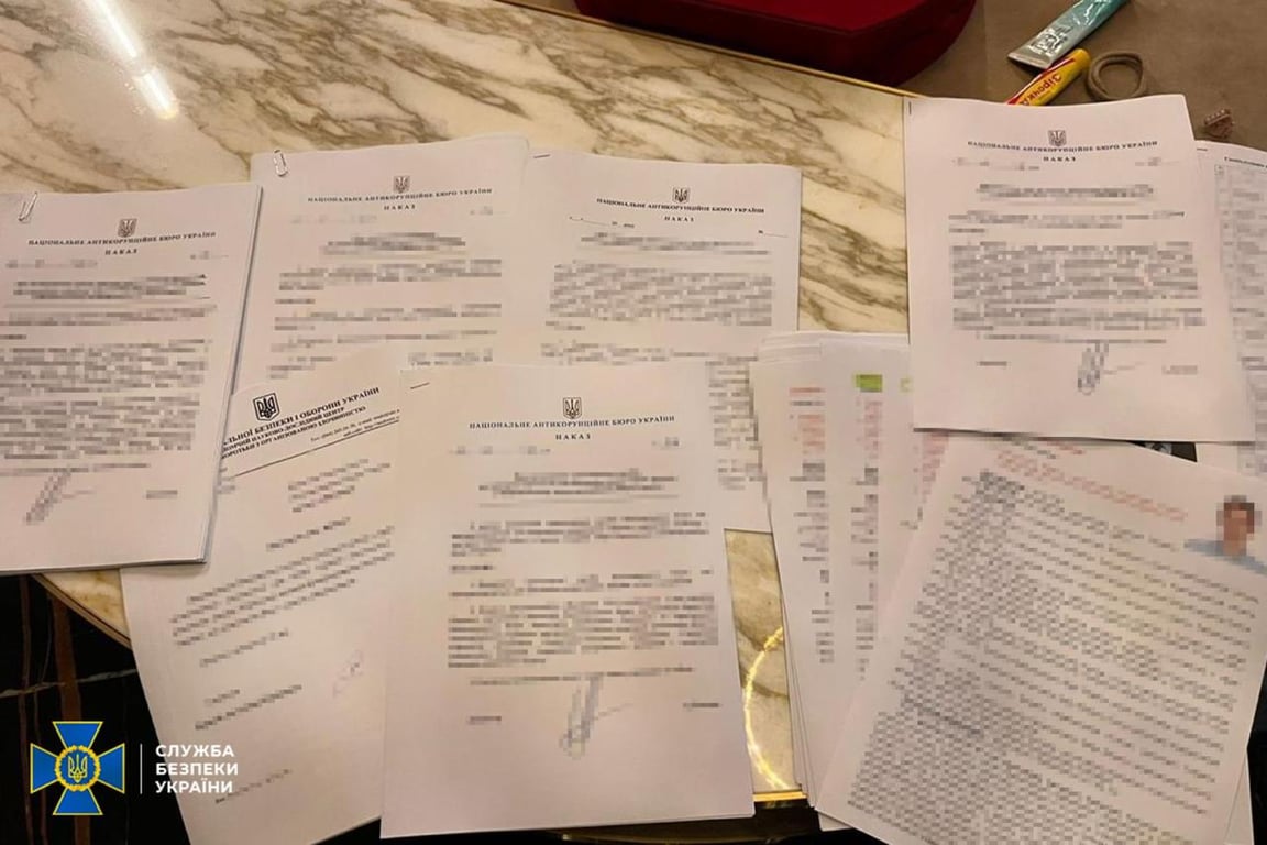 Особові анкети детективів НАБУ, вилучені СБУ під час обшуку у будинку Христенка