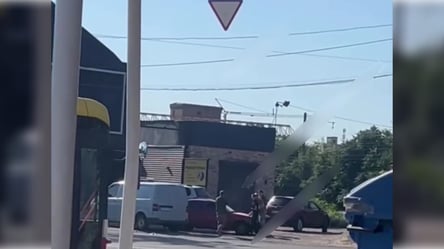 З'явилось відео зсередини автівки, на якій прокотили співробітників ТЦК в Одесі - 285x160