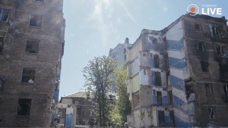 Фоторепортаж зі знищеного ракетою будинку у Києві на Сирці — яка його доля та що обіцяють мешканцям - 290x166