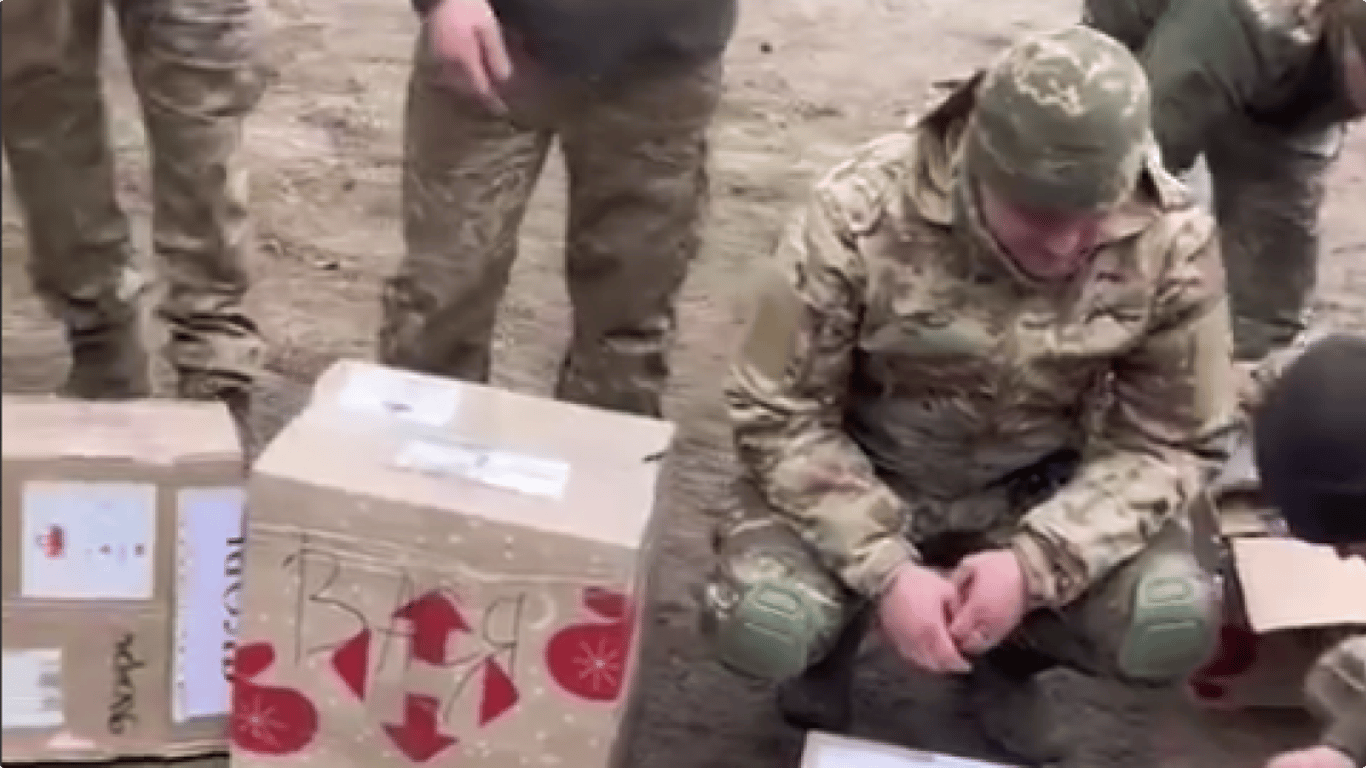 Радовались, как дети — бойцы ВСУ получили подарки от "тайных Сант"