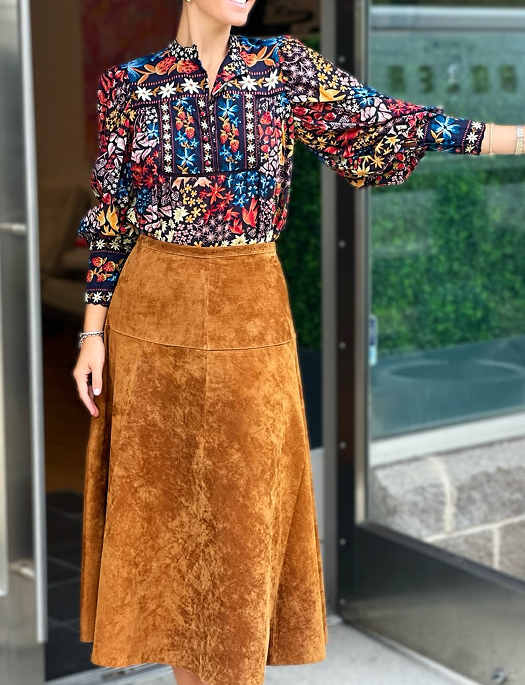 Чому замшева спідниця буде універсальною