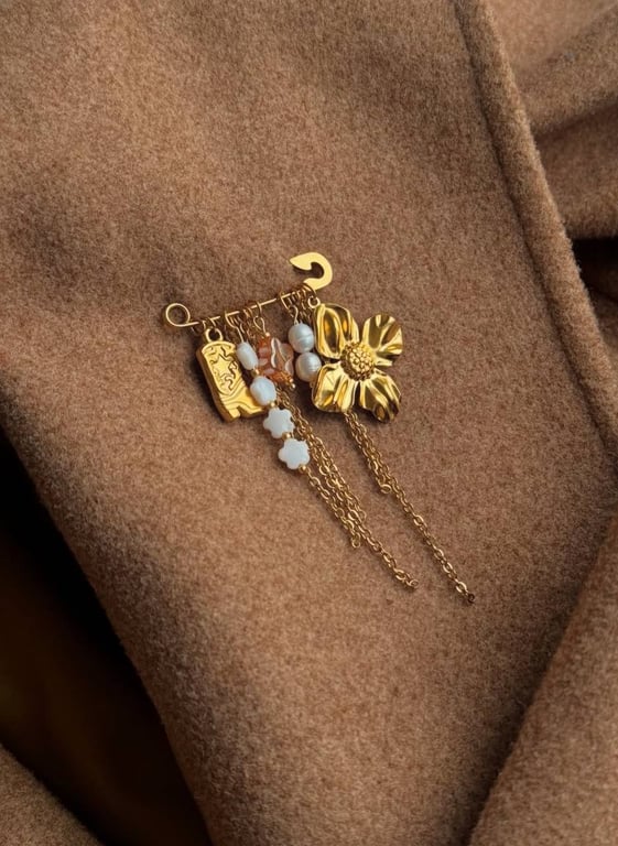 Брошки мають дуже стильний вигляд в образі