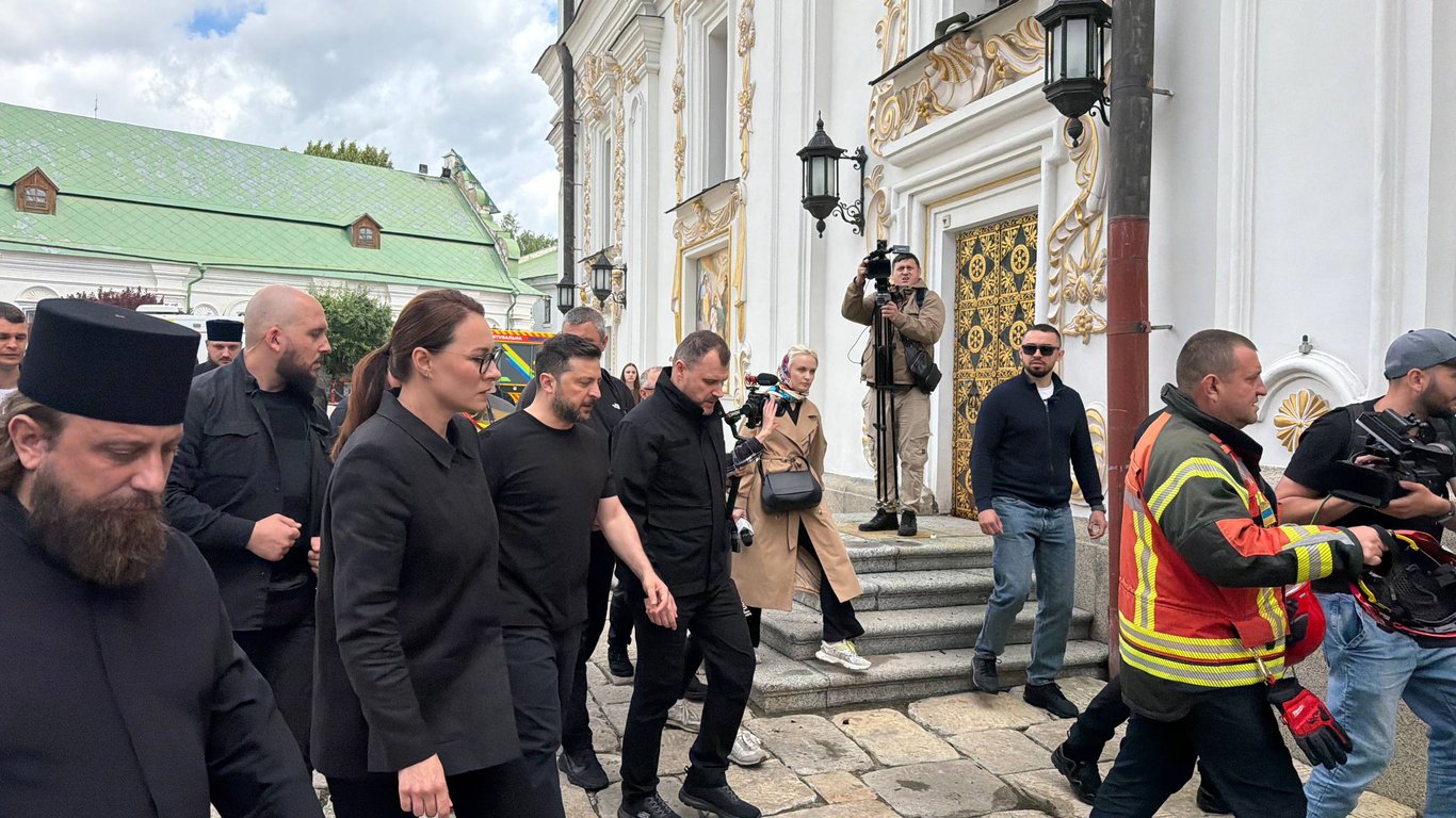 Буде швидко законсервована: Зеленський прибув на місце удару по Лаврі