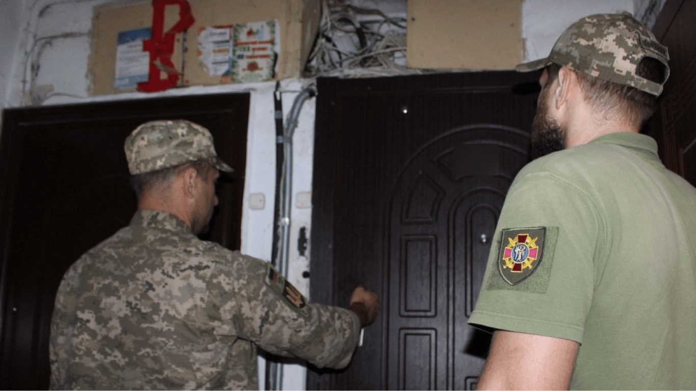 Мобилизация в Украине — что делать мужчине, если повестку принесли домой