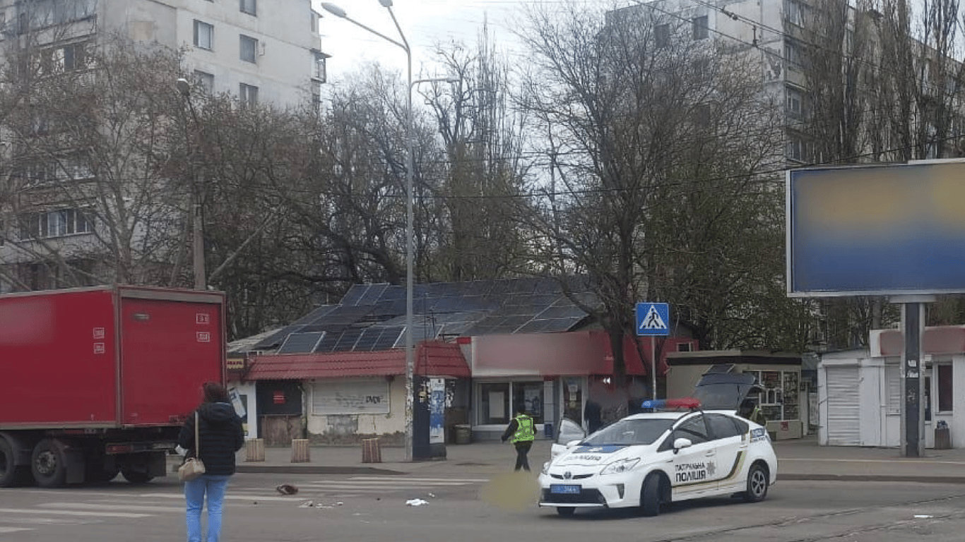 В Одесі вантажівка збила жінку на дорозі, вона загинула