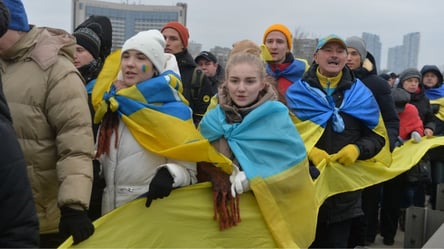 Сьогодні українці святкують День Гідності і Свободи — щирі привітання і листівки - 285x160