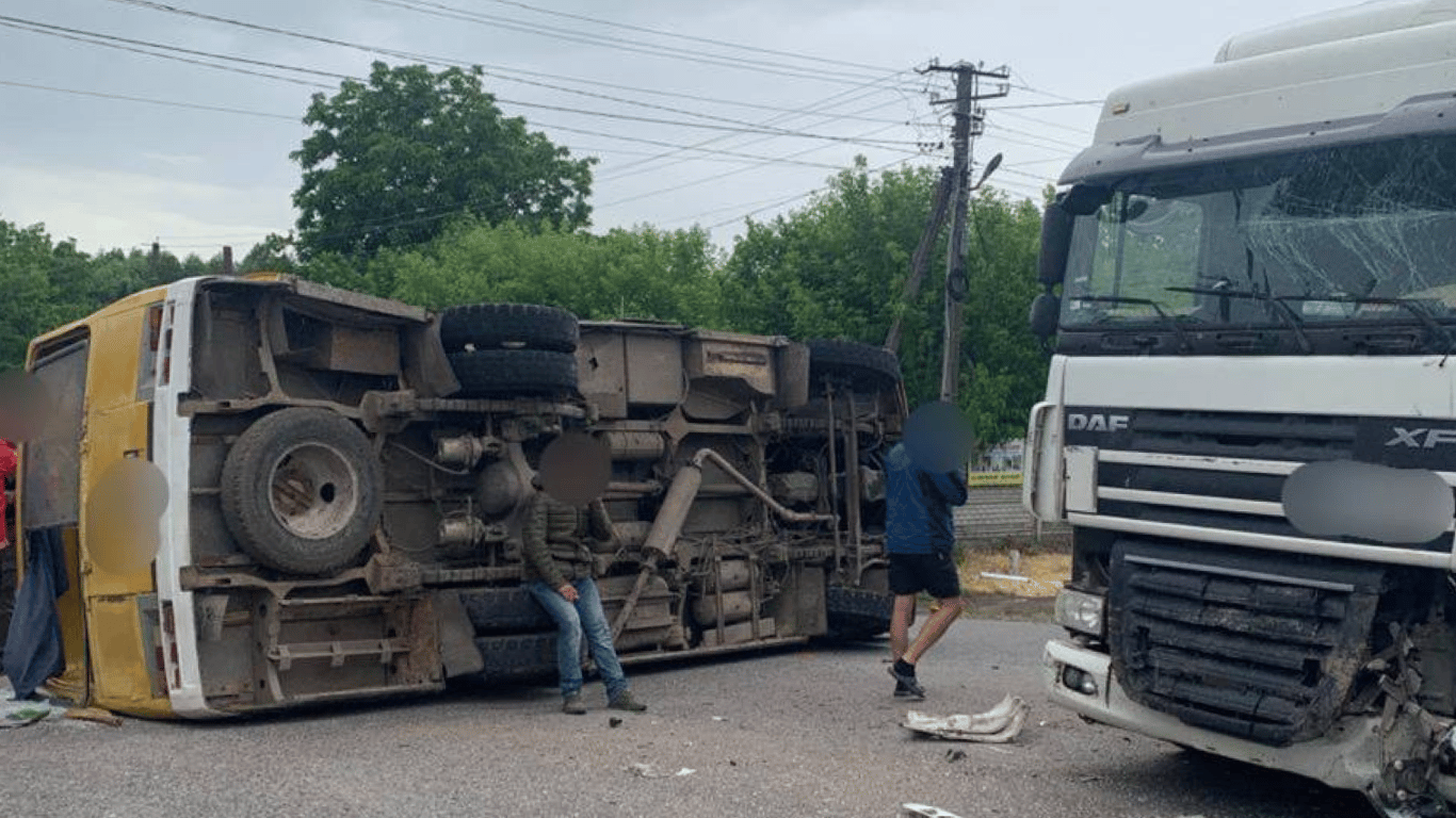 У Писарівці 29 травня зіткнулися автобус та вантажівка