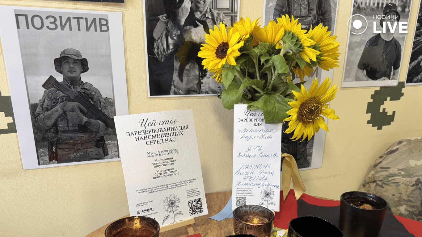 Соняхи та символічний стіл пам’яті захисників у Харкові