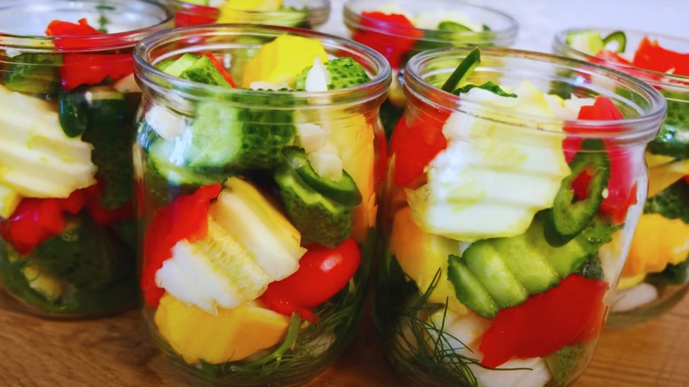 Смачні овочі на зиму в одній банці — відео рецепт